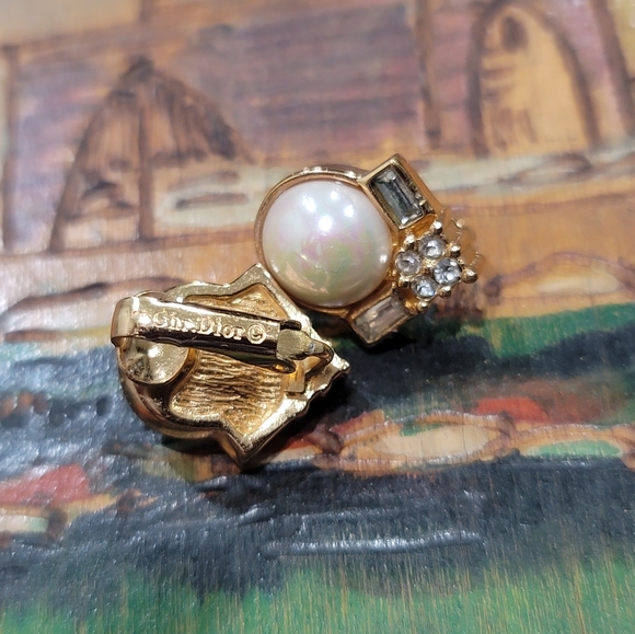 Clip-on Earrings - Picture 2 of 9